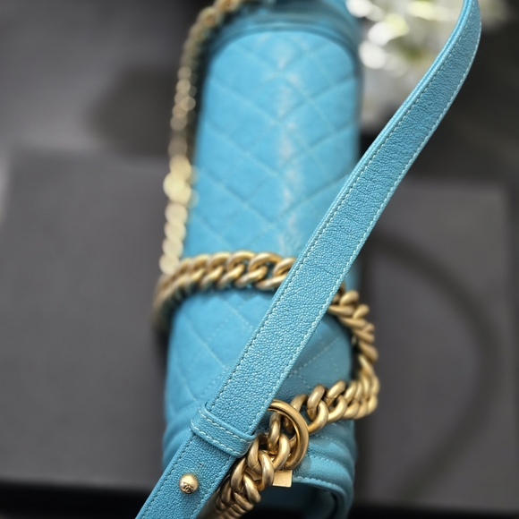 CHANEL Teal Quilted Crossbody Bag with Gold Chain - Picture 8 of 11